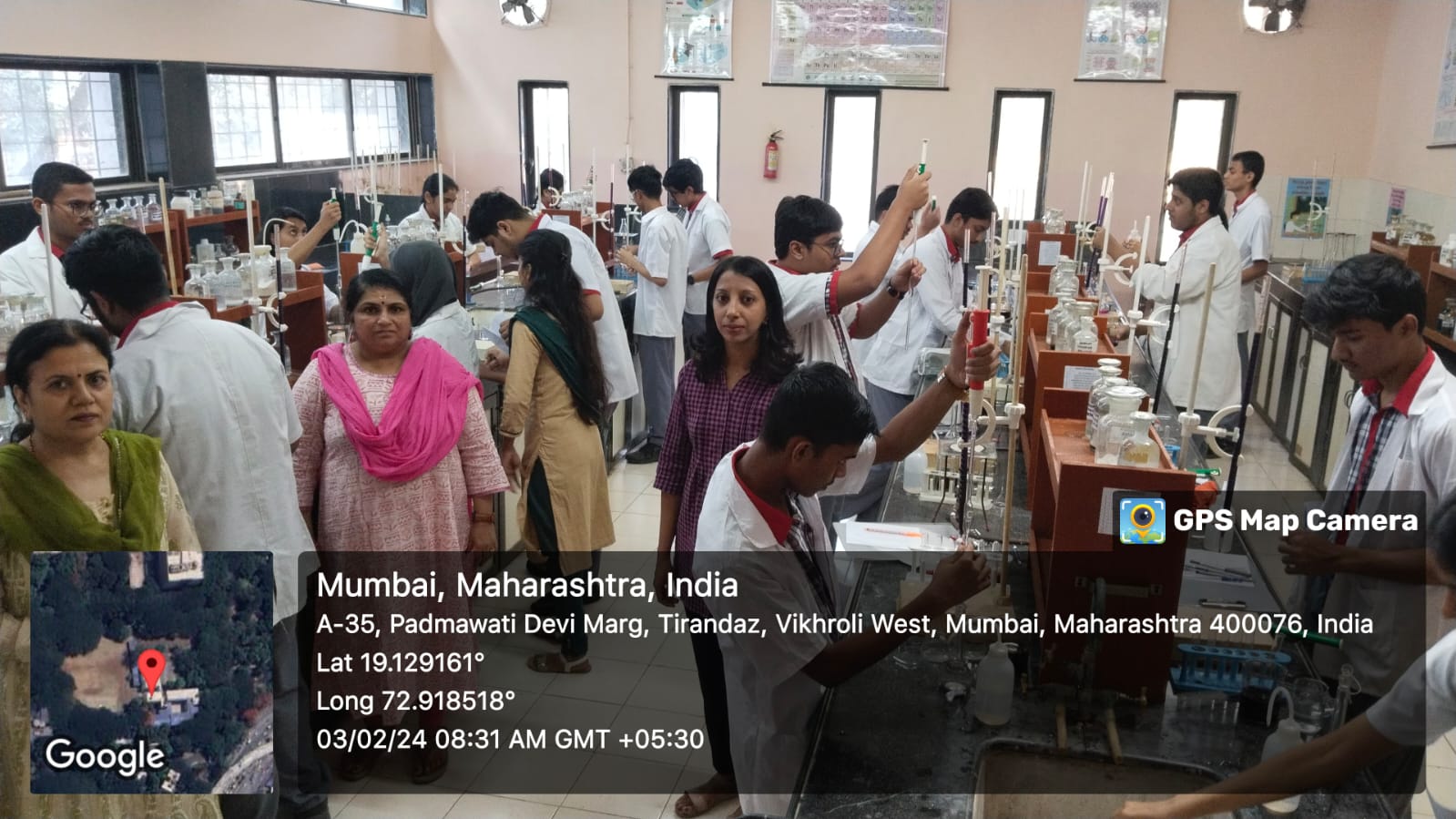 केमिस्ट्री लैब में काम करने वाले छात्र