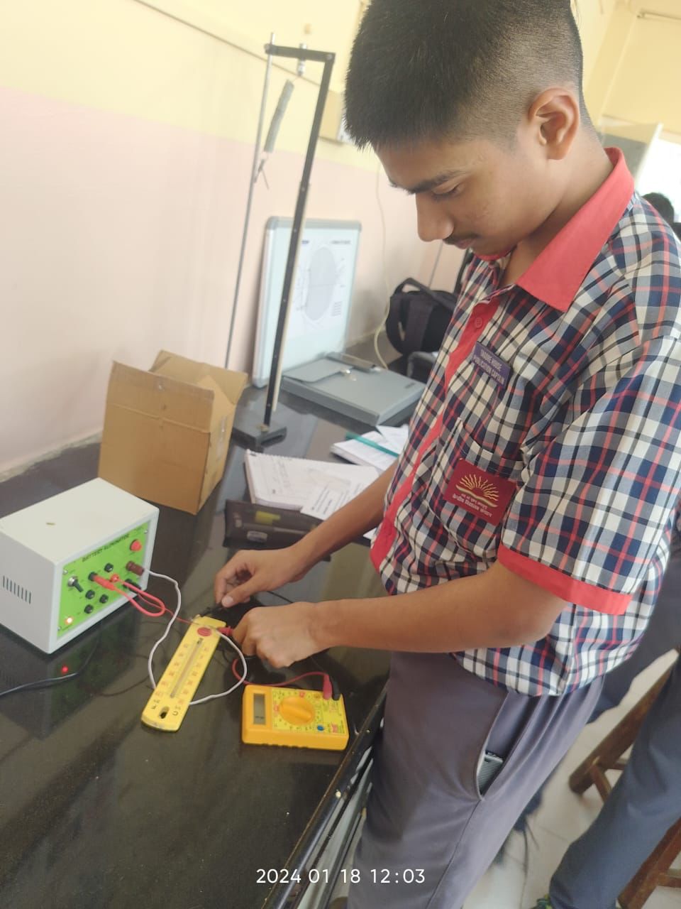 फिजिक्स लैब में काम करने वाला छात्र