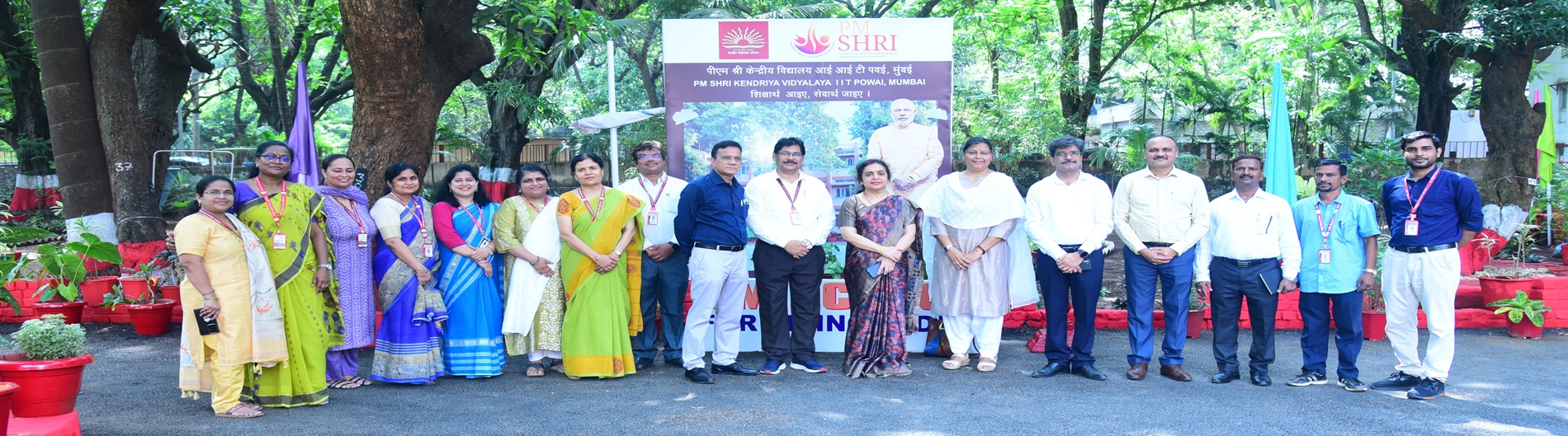 Staff of KV IIT with Commissioner Maam and DC maam1