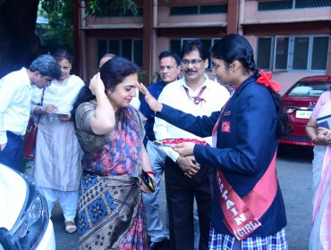 केवी आईआईटी की हेड गर्ल माननीय आयुक्त केवीएस का पारंपरिक स्वागत करती हुई