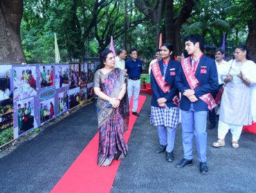 केवी आईआईटी के हेड बॉय और हेड गर्ल माननीय आयुक्त के साथ बातचीत करते हुए