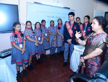 कमिश्नर महोदया के साथ विद्यार्थियों की बातचीत
