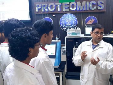 Students of PM SHRI KV IIT POWAI at IIT Bombay Bioscience Department