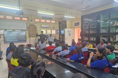 स्कूल काउंसलर द्वारा करियर काउंसलिंग पर सेशन