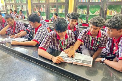 करियर कार्ड का इस्तेमाल करते छात्र