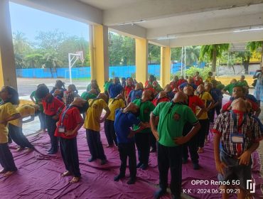 विद्यार्थियों द्वारा सामूहिक योगाभ्यास