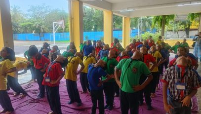 विद्यार्थियों द्वारा सामूहिक योगाभ्यास