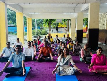 शिक्षकों द्वारा योगाभ्यास