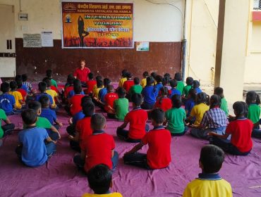 योग प्रशिक्षक विद्यार्थियों का मार्गदर्शन करते हुए