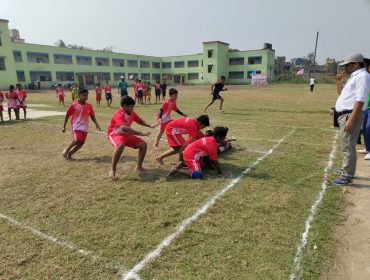 खेल खेलते हुए