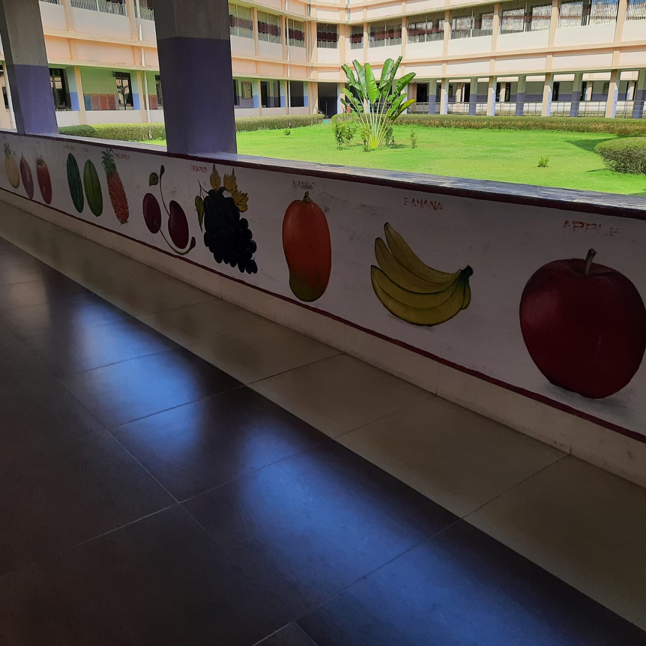 फलों की दीवार