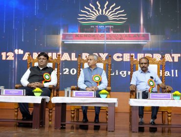 मंच पर उपस्थित गणमान्य व्यक्ति