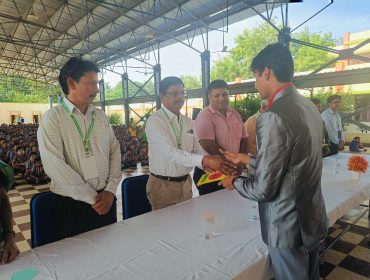 छात्रों द्वारा अभिनंदन