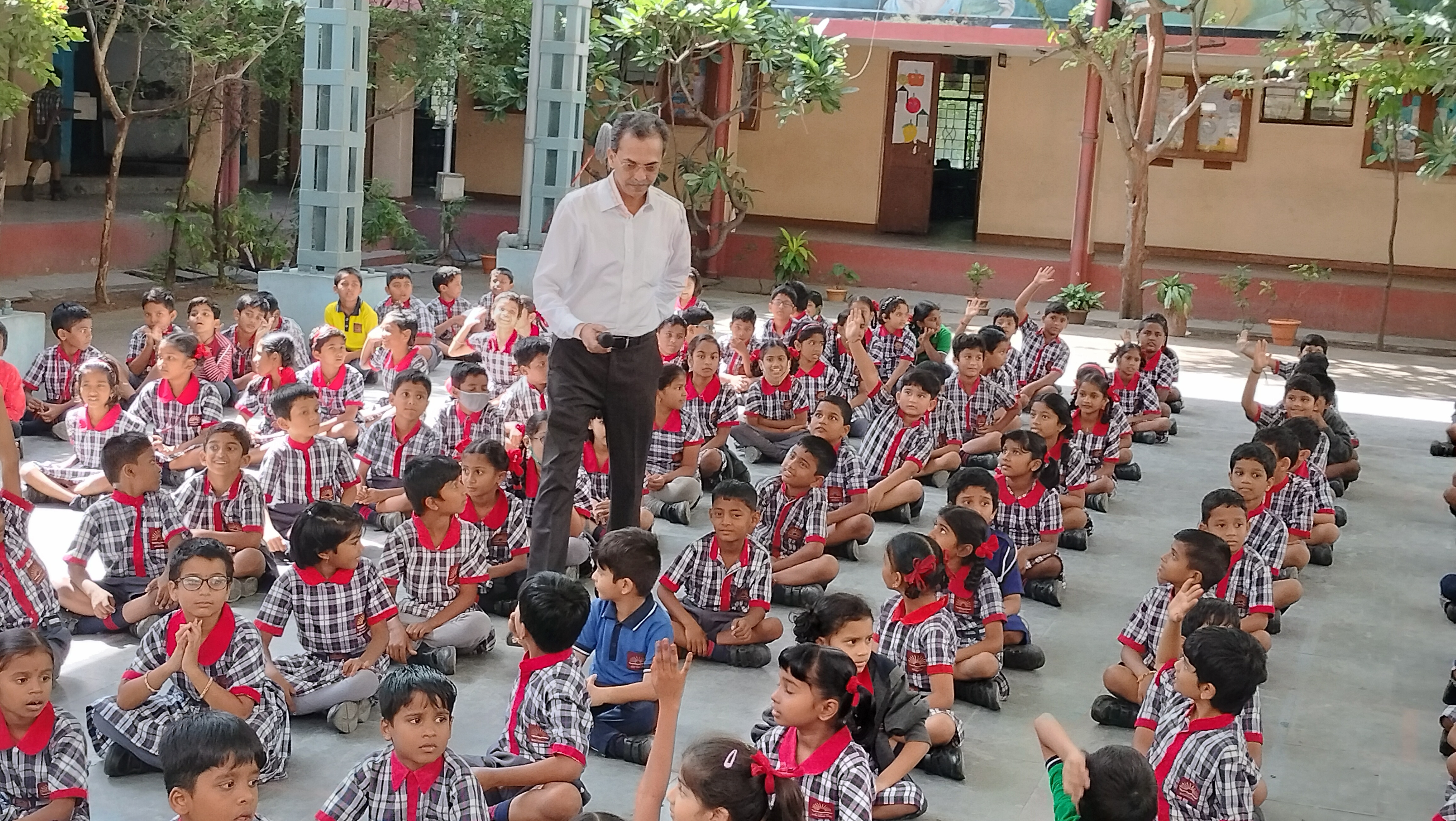 प्राचार्य छात्रों की बातचीत