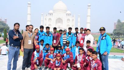 एनएसएम के विद्यार्थी ताजमहल भ्रमण पर