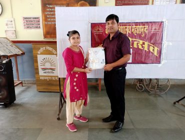 मशरूम उत्पादक के तहत चाय-शर्ट और बैग वितरण