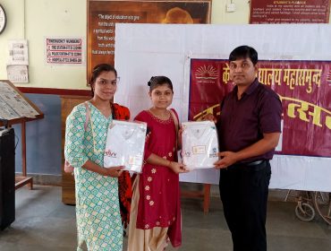 मशरूम उत्पादक के तहत चाय-शर्ट और बैग वितरण
