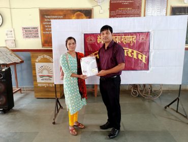 मशरूम उत्पादक के तहत चाय-शर्ट और बैग वितरण
