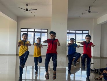 HIGH KNEES BOYS