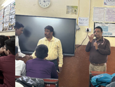 माननीय उप आयुक्त, केवीएस आरओ कोलकाता कक्षा XII के छात्रों के साथ बातचीत करते हुए