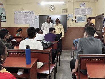 माननीय उप आयुक्त, केवीएस आरओ कोलकाता कक्षा XII के छात्रों के साथ बातचीत करते हुए