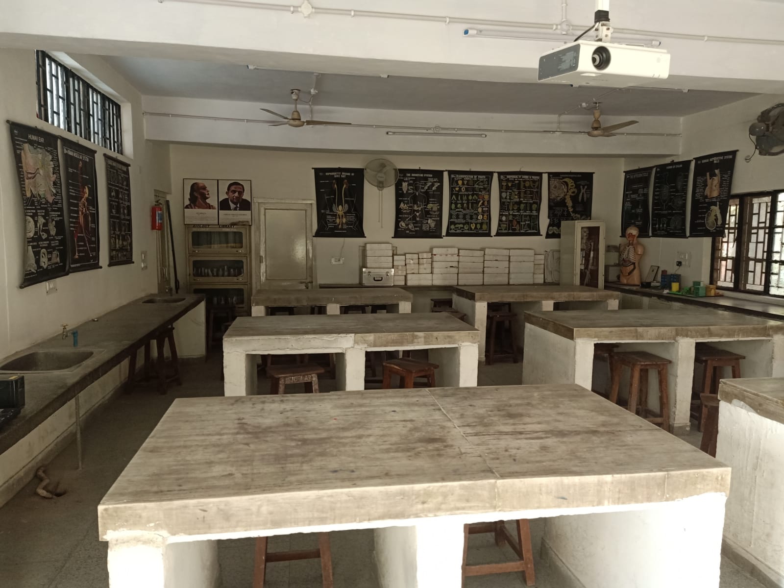 जीव विज्ञान प्रयोगशाला