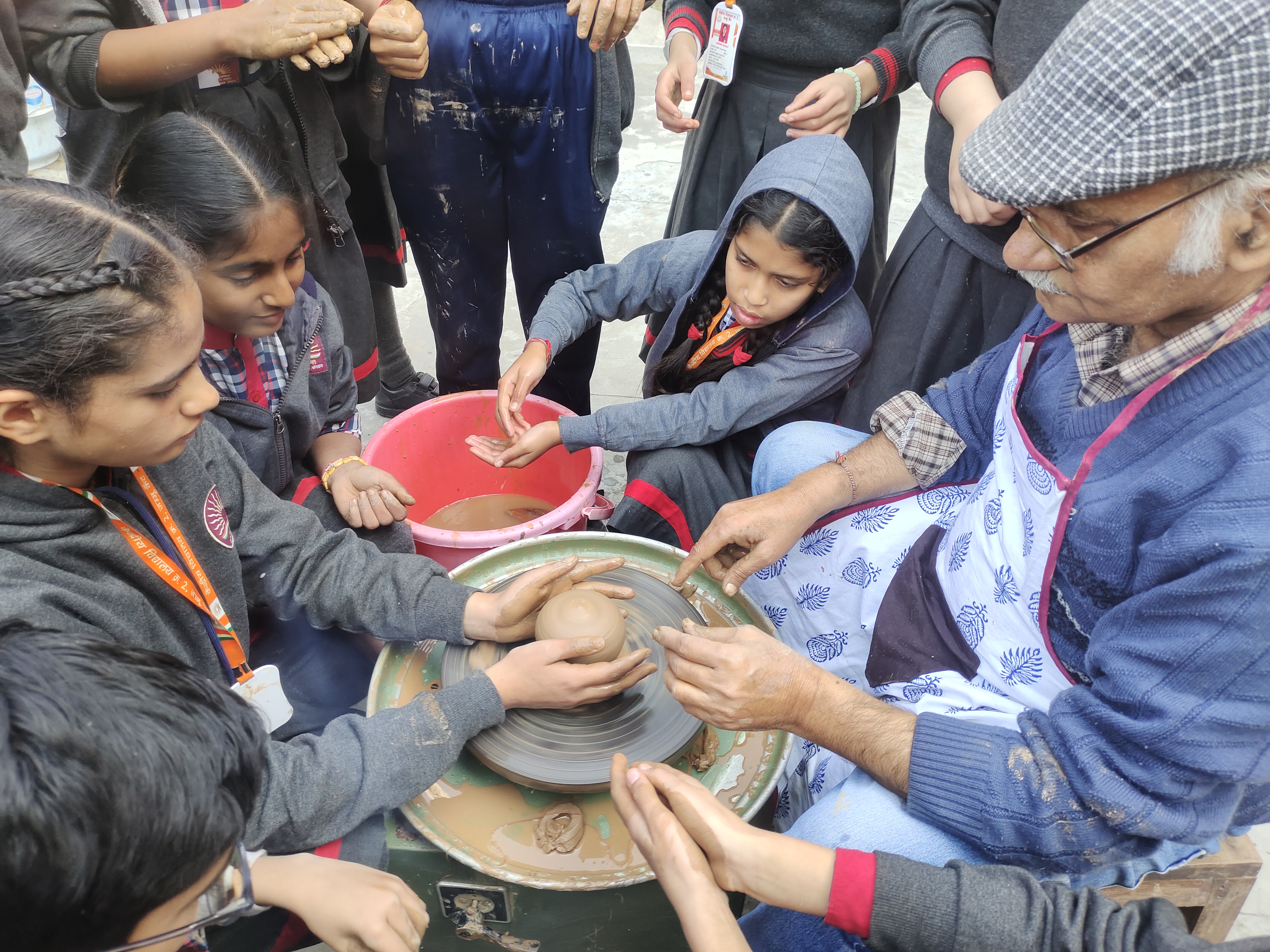 मिट्टी के बर्तन बनाने की प्रतियोगिता