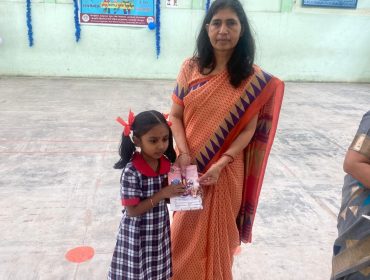 प्रमाण पत्र देते हुए प्रधानाचार्य