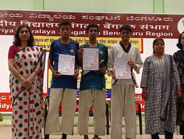 प्रधानाचार्य प्रमाण पत्र प्रदान करते हुए