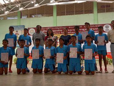 प्रधानाचार्य प्रमाण पत्र प्रदान करते हुए