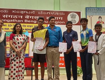 प्रधानाचार्य प्रमाण पत्र प्रदान करते हुए