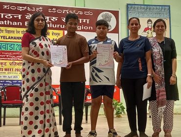 प्रधानाचार्य प्रमाण पत्र प्रदान करते हुए