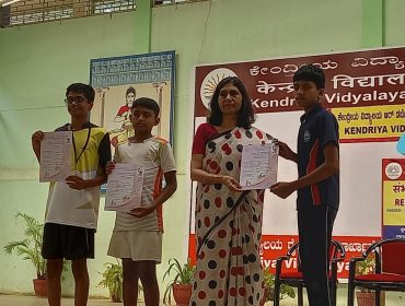 प्रधानाचार्य प्रमाण पत्र प्रदान करते हुए