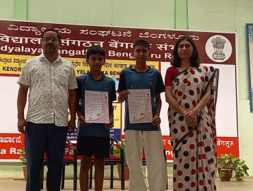 प्रधानाचार्य प्रमाण पत्र प्रदान करते हुए