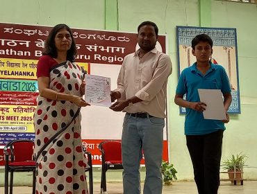 प्रधानाचार्य प्रमाण पत्र प्रदान करते हुए