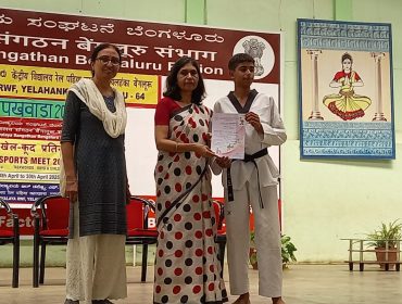 प्रधानाचार्य प्रमाण पत्र प्रदान करते हुए