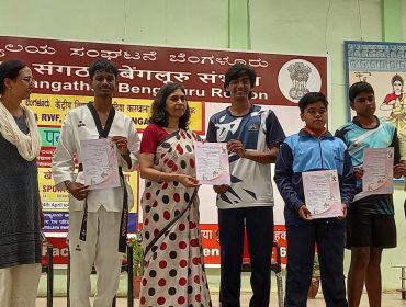 प्रधानाचार्य प्रमाण पत्र प्रदान करते हुए