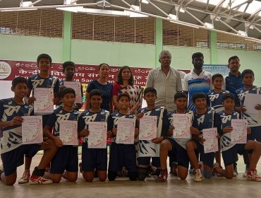 प्रधानाचार्य प्रमाण पत्र प्रदान करते हुए