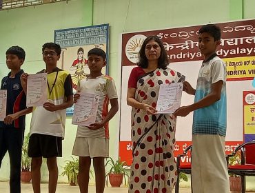 प्रधानाचार्य प्रमाण पत्र प्रदान करते हुए