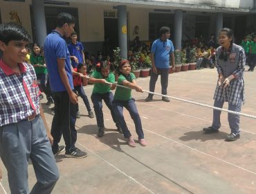 खेल दिवस रस्साकशी लड़कियाँ