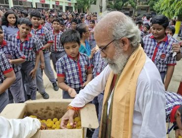 मिठाई वितरण