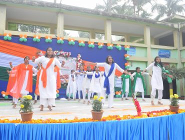 कक्षा 10 की लड़कियों द्वारा नृत्य