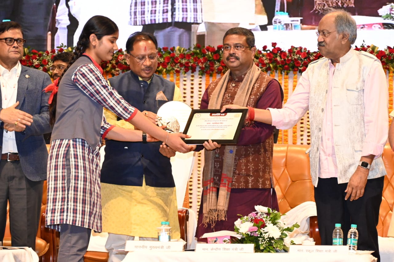 Swastika Singh Receiving Award from Education Minister