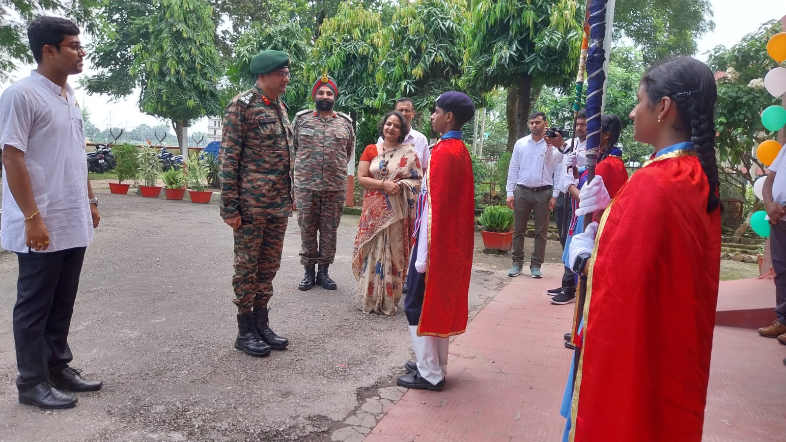 स्काउट एवं गाइड माननीय अध्यक्ष का स्वागत करते हुए