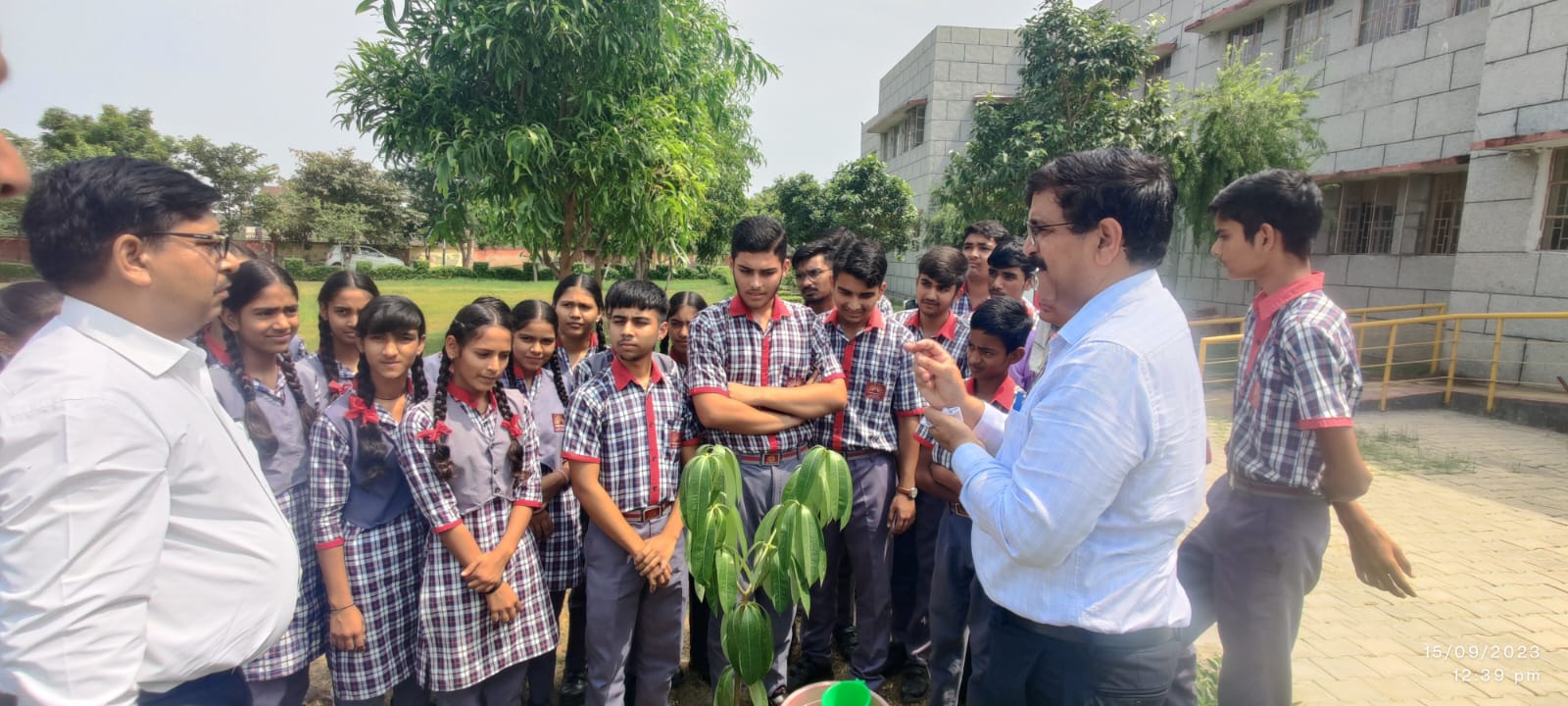 उपायुक्त के साथ बारहवीं के छात्र