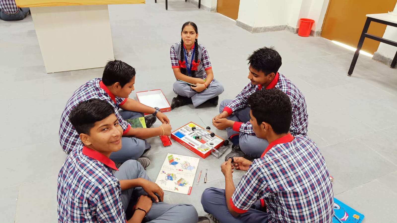 छात्रों द्वारा प्रोजेक्ट की तैयारी