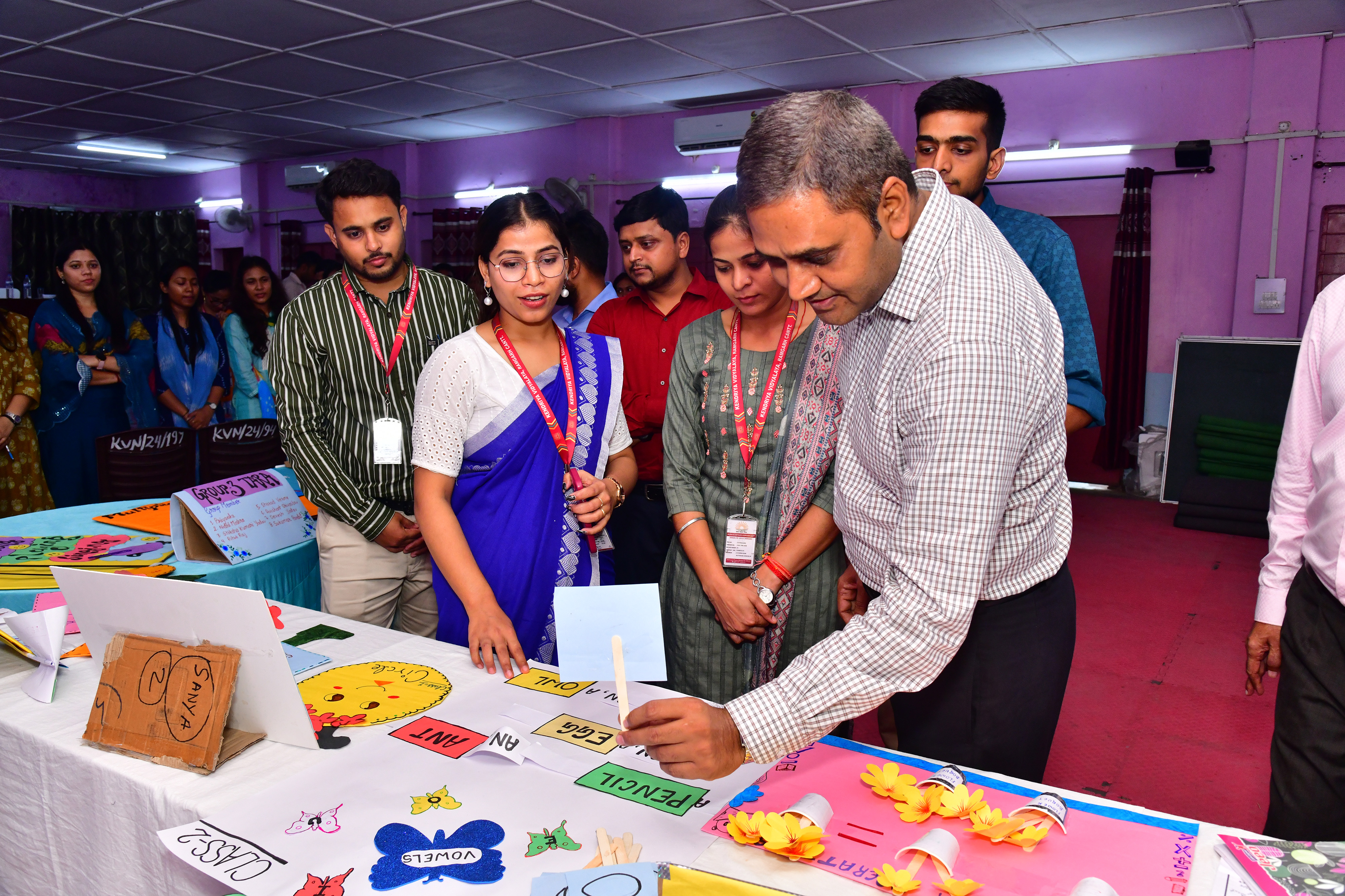 माननीय सहायक आयुक्त पीआरटी इंडक्शन कोर्स के प्रतिभागियों द्वारा बनाए गए टीएमएल का अवलोकन करते हुए।