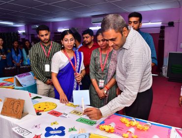 माननीय सहायक आयुक्त पीआरटी इंडक्शन कोर्स के प्रतिभागियों द्वारा बनाए गए टीएमएल का अवलोकन करते हुए।