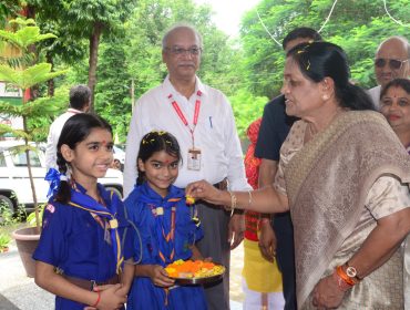 छात्रों द्वारा स्वागत