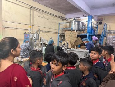 कक्षा 3 से 5 तक के विद्यार्थियों का क्षेत्र भ्रमण (वेरखा दुग्ध संयंत्र, गुरदासपुर)